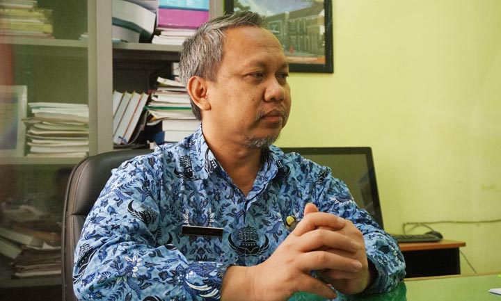  Saeroni, Plt. Kepala Dinkes Trenggalek saat ditemui di ruang kerjanya. foto: HERMAN/ BANGSAONLINE