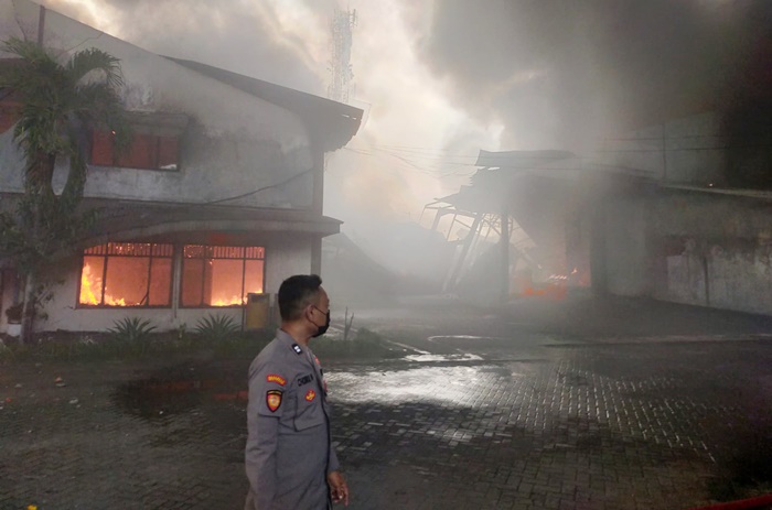 Kebakaran hebat terjadi di gudang pabrik spon yang berada di Jalan Troboso, Kecamatan Taman, Sidoarjo, Senin (16/5/2022) siang.