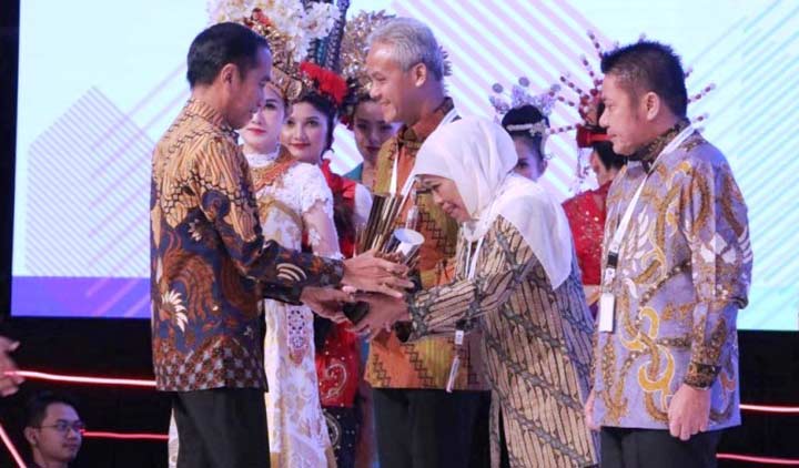 Gubernur Khofifah Terima PPD Tingkat Provinsi 2019 dari-Presiden Jokowi pada acara Musrenbangnas di Hotel Shangrilla, Jakarta, Kamis (9/5).