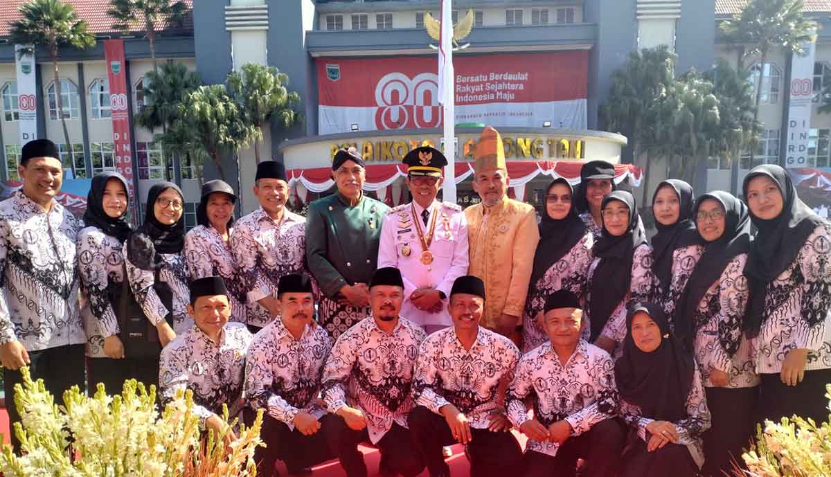 Pengurus PGRI Kota Batu saat foto bersama Wali Kota Batu, Nurochman, usai upacara peringatan HUT ke-80 RI di Balai Kota Among Tani.