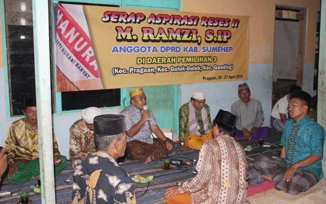 M. Ramzi (pegang mikrofon) saat berbincang dengan konstituen. foto: rahmatullah/ BANGSAONLINE