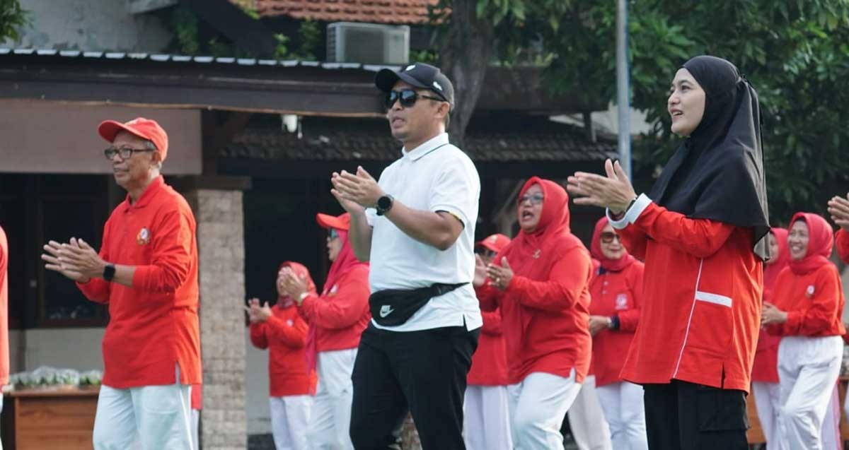 Wali Kota Pasuruan saat mengikuti senam bersama lansia dalam rangka memperingati hari jadi daerah yang ke-340. 