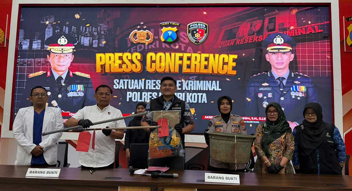 Kasatreskrim Polres Kediri Kota, AKP Achmad Elyasarif Martadinata, bersama jajaran ketika menggelar konferensi pers. Foto: Ist