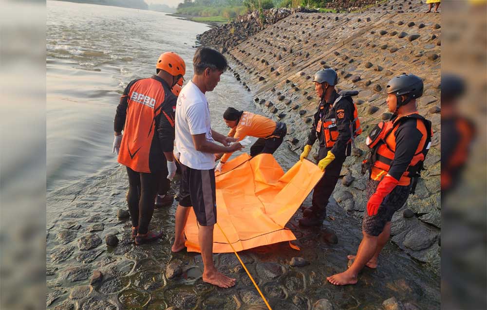 Tim SAR gabungan dibantu warga saat mengevakuasi mayat korban.