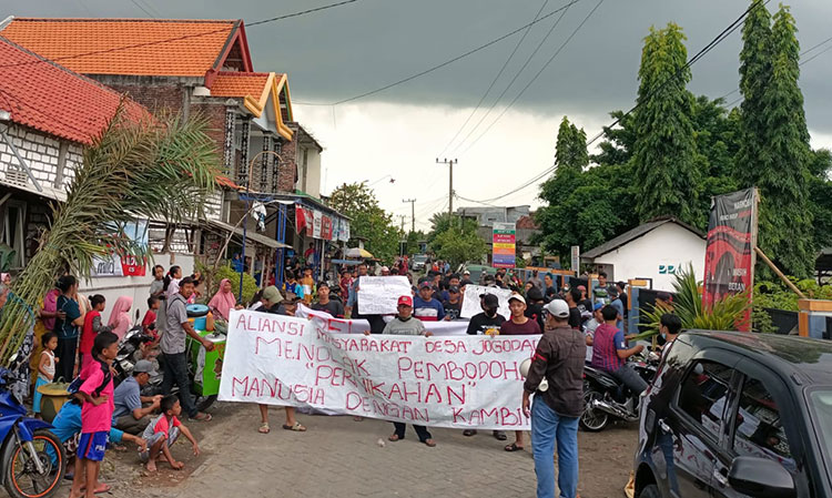Demo, Warga Jogodalu Minta Pelaku Pernikahan Manusia dengan Kambing Diproses Hukum