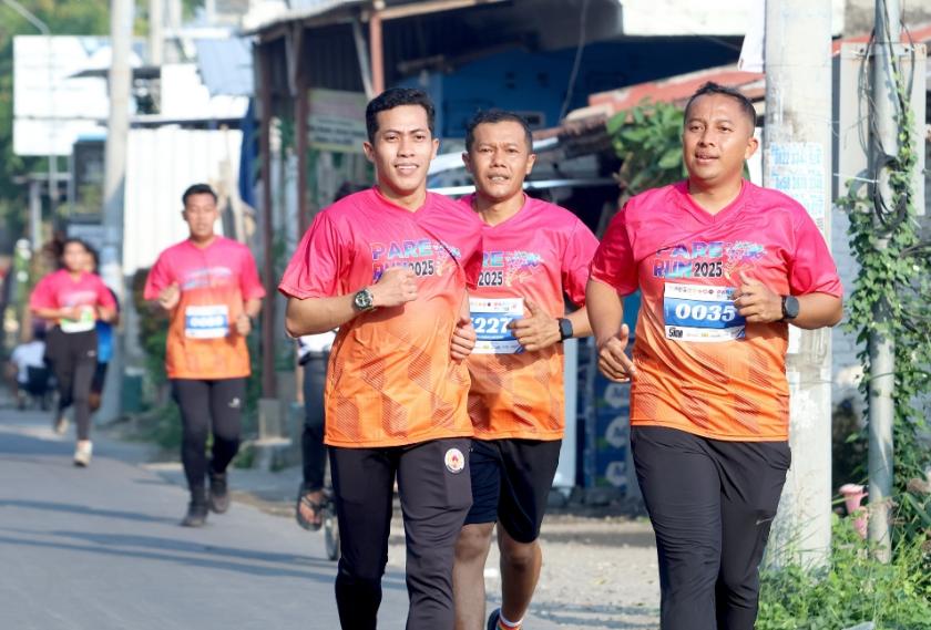 Kapolres Kediri AKBP Bramastyo Priaji (kanan) saat ikut berlari bersama peserta lainnya. (Ist).
