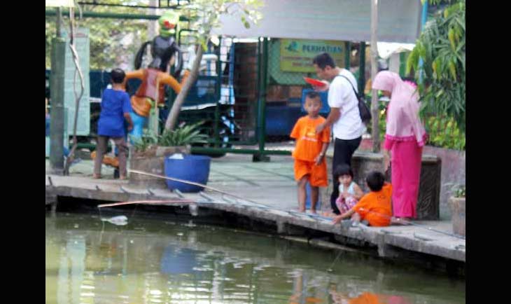 Satu keluarga menikmati kebesamaan di Delta Fishing, ayah menyuapi anak yang sedang mancing, sementara sang ibu menjaga anak. Duh indahnya kebersamaan. foto: faratiti dewi/ BANGSAONLINE