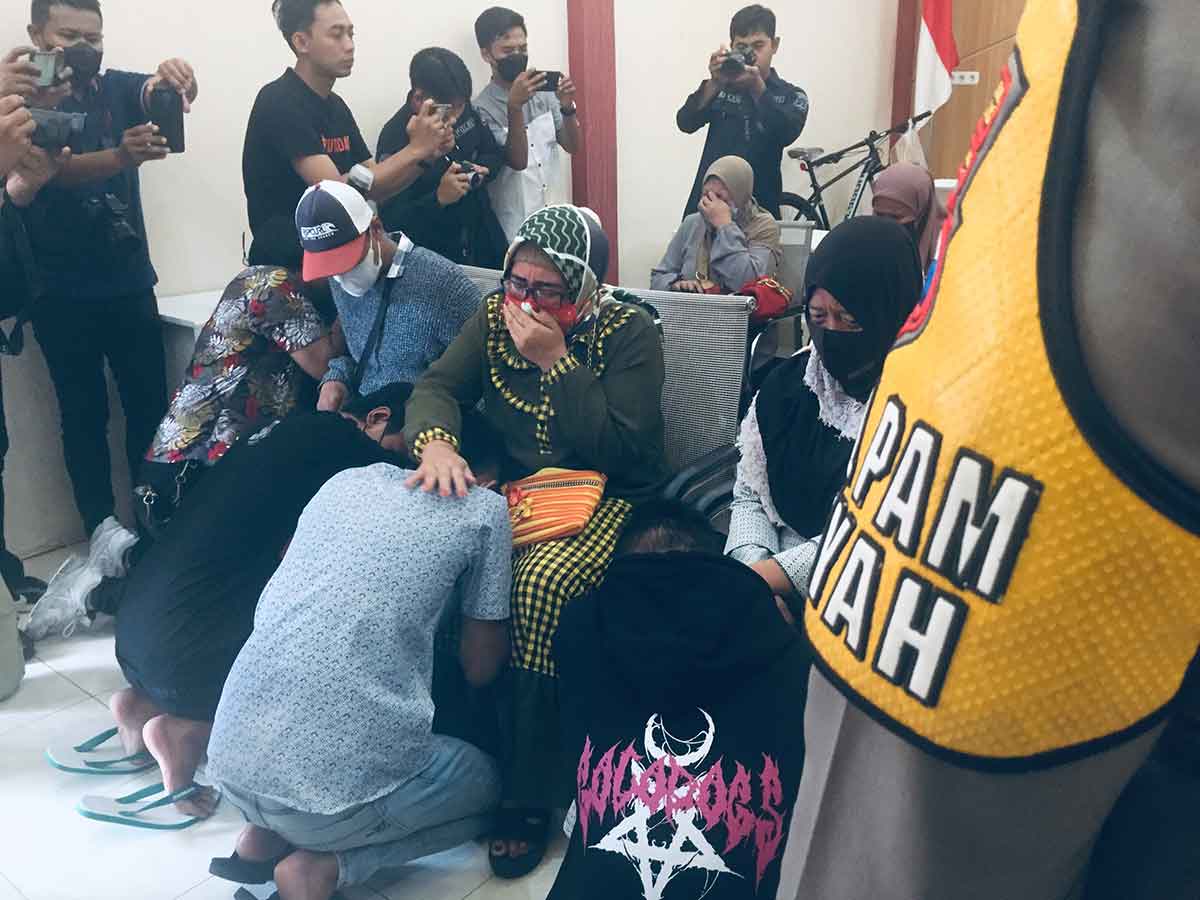 Para Anggota gangster persimpuh di kaki orang tuanya