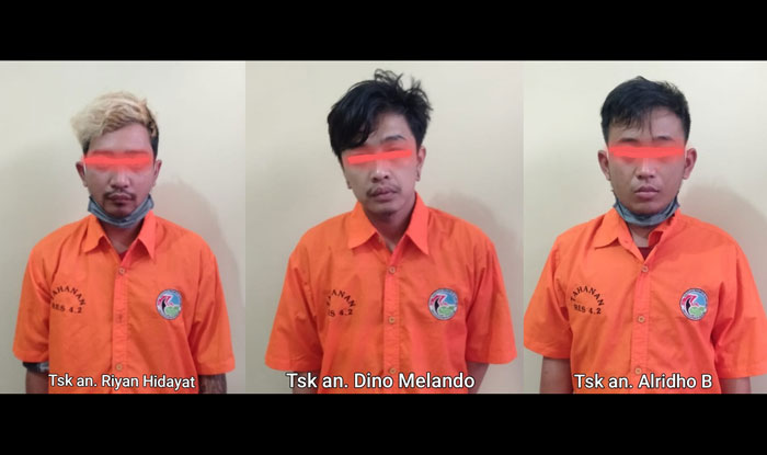 Ketiga tersangka pemakai dan pengedar yang telah diamankan. foto: BAMBANG/ BANGSAONLINE