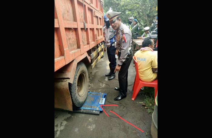 Kanit Turjawali Ipda I.G. Sukaana pimpin langsung giat Operasi Tertibkan sopir dump truck nakal dengan timbangan Fortable dan beberapa anggota Satlantas polres Pasuruan beserta jajaran anggota Dishub Kab. Pasuruan. Foto: ANDY F/BANGSAONLINE