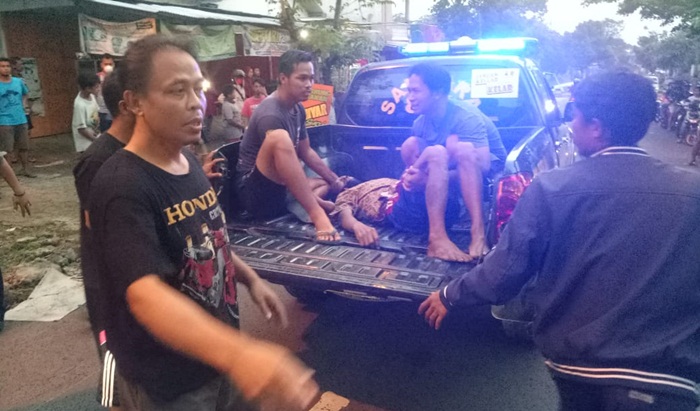Korban saat akan dilarikan ke Puskesmas Sine.