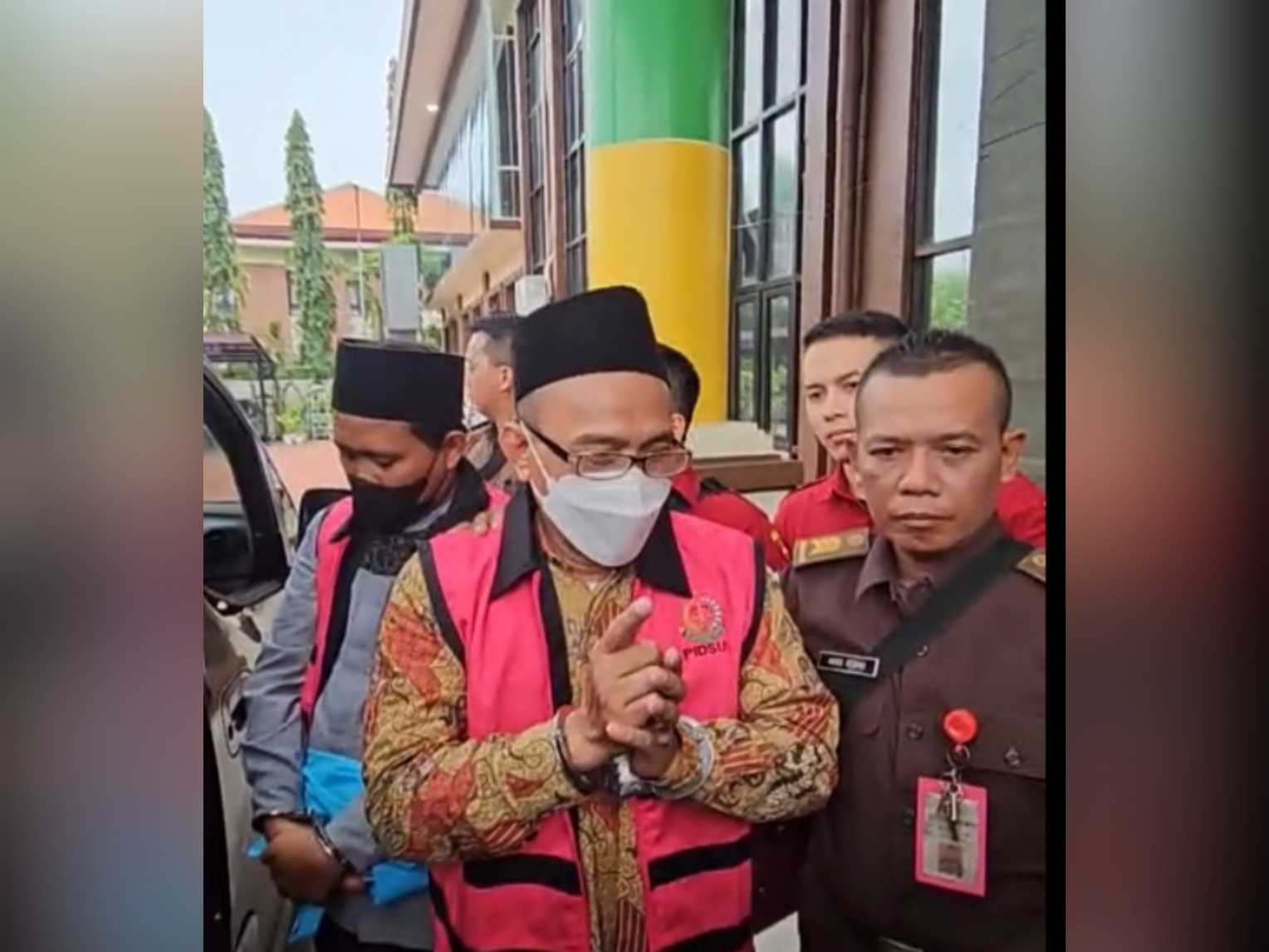 Gus Atho memakai rompi warna merah   saat memberikan keterangan pers sebelum dibawa ke Rutan Banjarsari.foto: ist.