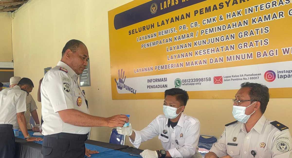 Kalapas Pamekasan, Syukron Hamdani, saat mengikuti tes urine.