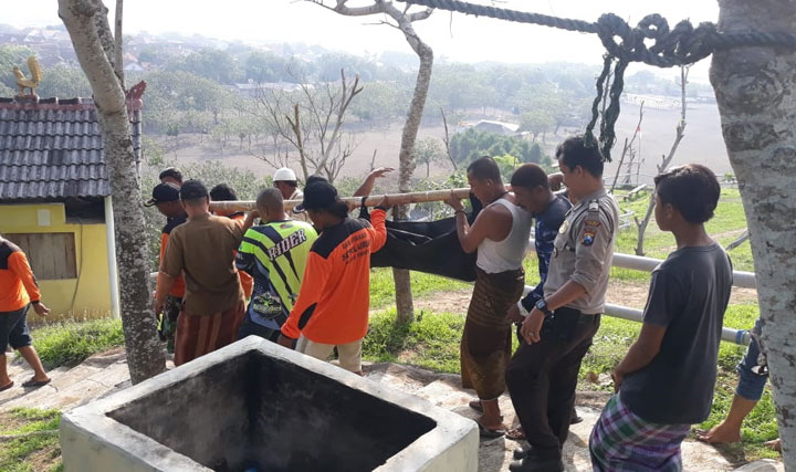 Petugas dibantu warga saat mengevakuasi korban.