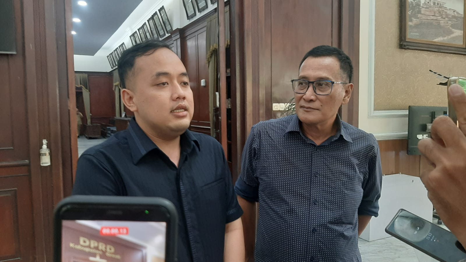 Ketua Komisi I M Rizaldi Saputra didampingi anggota Syaikhu Busiri saat memberikan keterangan pers. foto: ist.