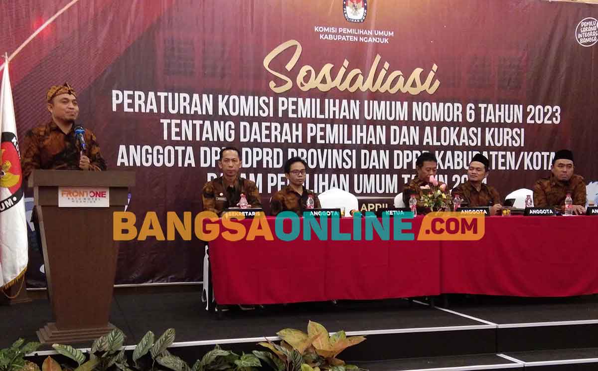 Ketua KPU Nganjuk, Pujiono, saat memberi sambutan dalam sosialisasi Dapil. Foto: BAMBANG DWI JULIANTO/BANGSAONLINE