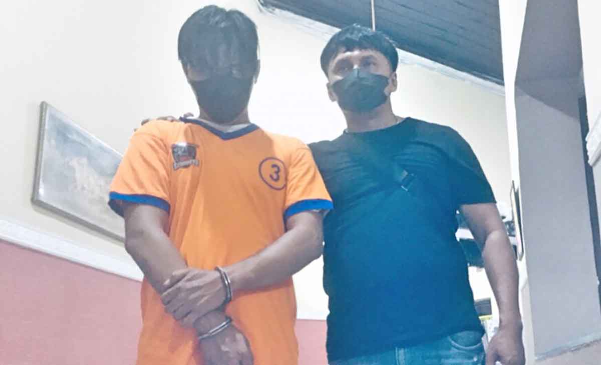 Pemuda yang mencuri tabung gas LPG 3 kg saat berada di Mapolsek Tegalsari.