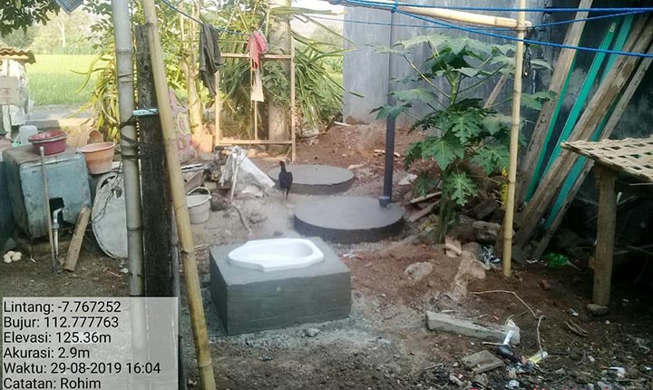 Bantuan jamban yang diberikan kepada masyarakat secara gratis.