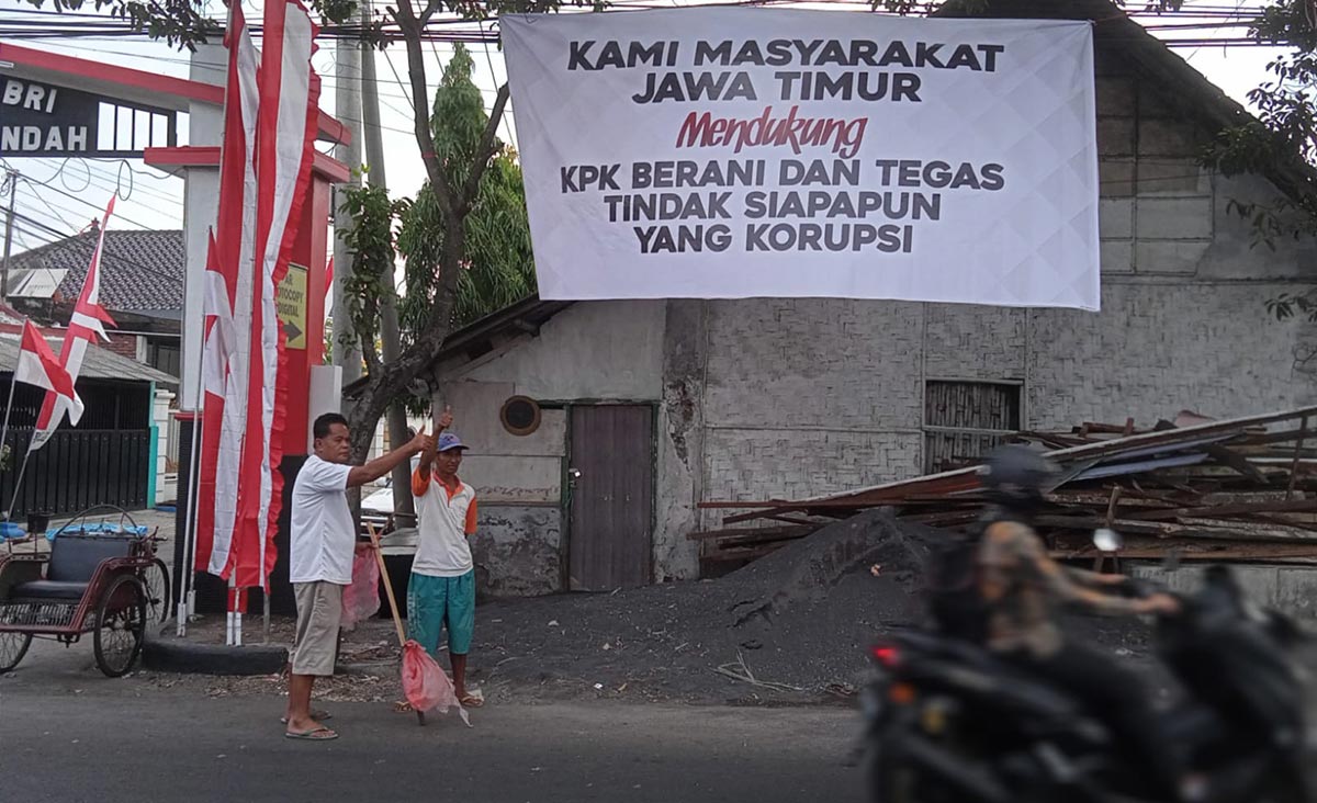 Masyarakat Lumajang Bentangkan Spanduk Dukung Kinerja KPK ...