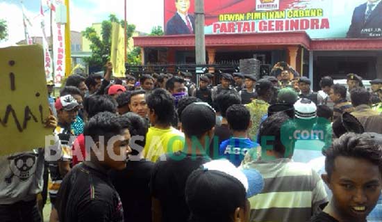 Simpatisan partai Gerindra Kabupaten Kediri saat menggelar aksi unjuk rasa di kantor DPC Partai Gerindra Kabupaten Kediri. foto: dendi martoni/ BANGSAONLINE