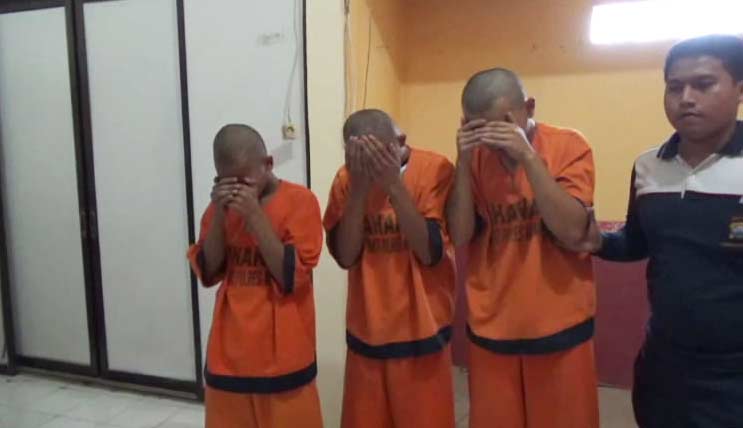 Tiga pelaku yang tertangkap digunduli. foto: beritajatim