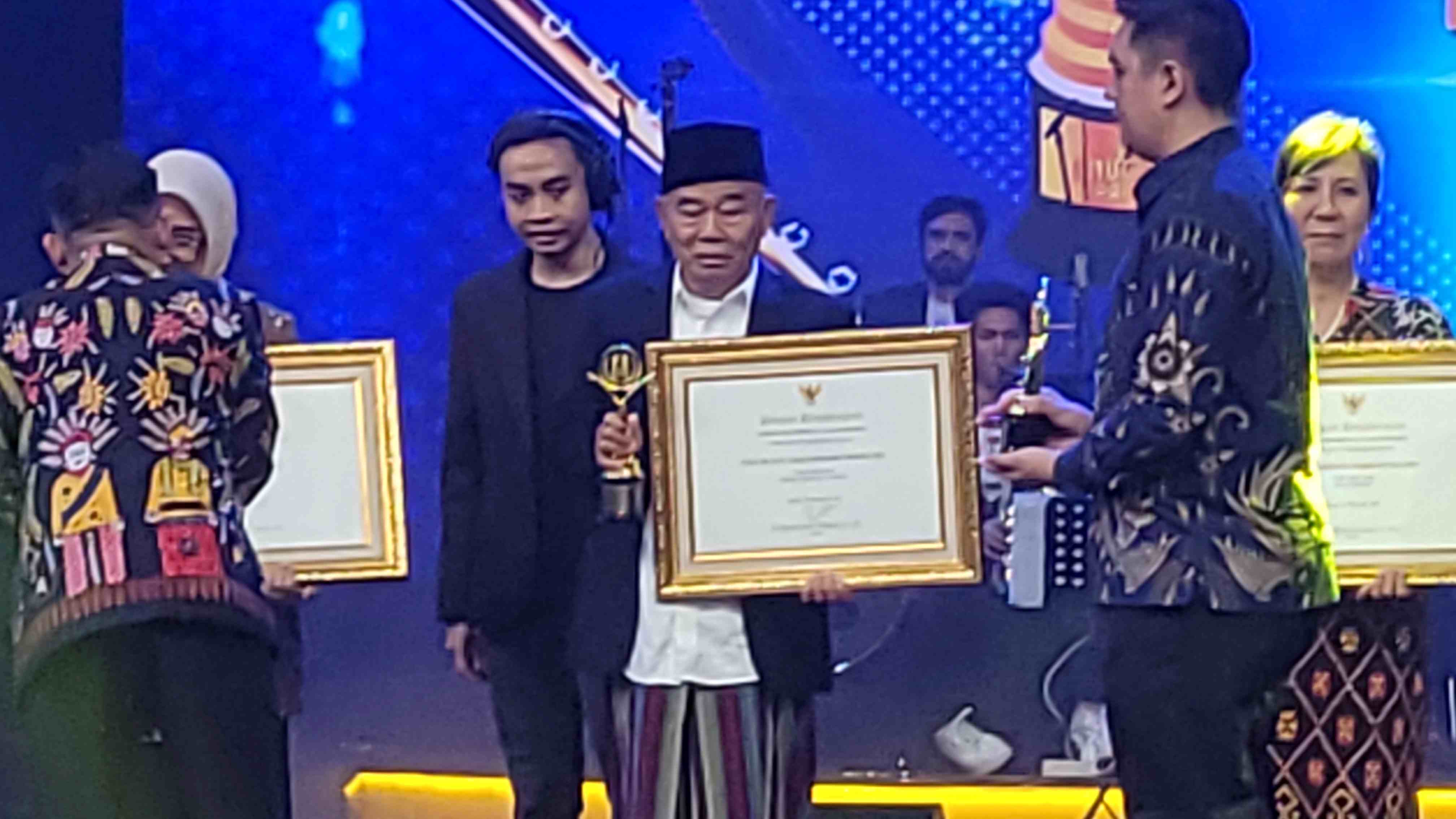 Prof Dr KH Asep Saifuddin Chalim, MA saat menerima penghargaan dari KPAI di Studio TVRI Jakarta, Rabu (10/12/2025). Foto: M. Mas