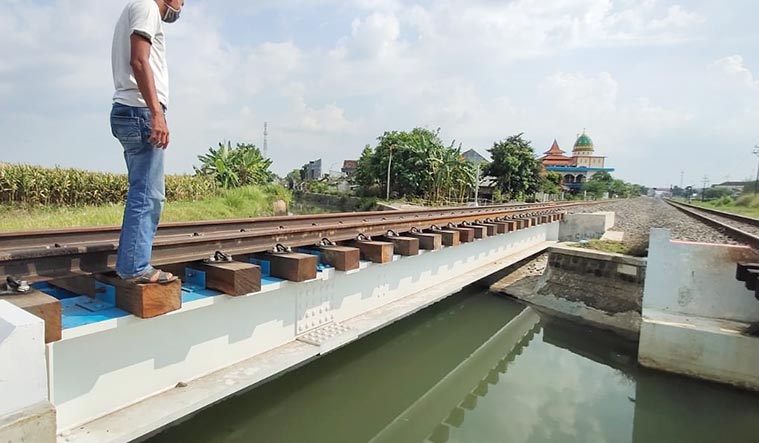 Proyek pembangunan jalur ganda (double track) Kereta Api.