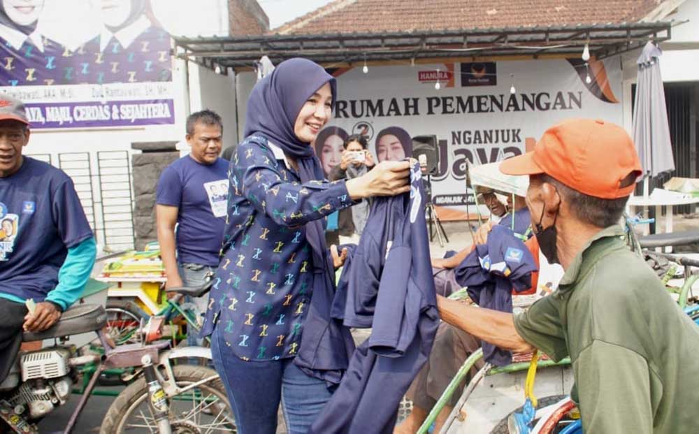 Hari Terakhir Kampanye, Bunda Ita-Mbak Zuli Keliling Nganjuk Dikawal Rombongan Ledang dan Becak