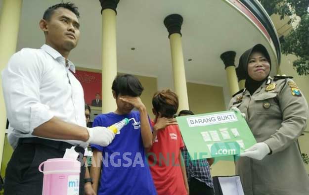 Pelaku saat diamankan di Mapolrestabes Surabaya.