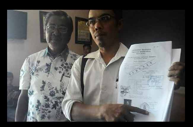 Taufik saat menunjukkan berkas. (foto: arif kurniawan/BANGSAONLINE)
