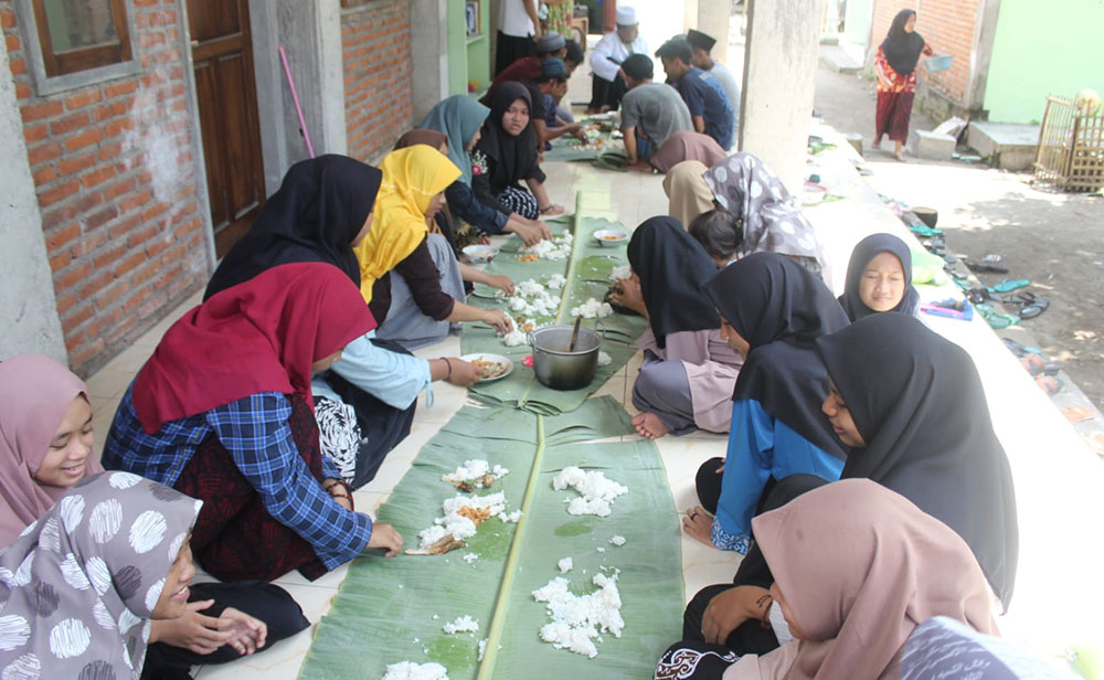 HSN, Santri dan Santriwati di Kediri Gelar Tradisi Liwetan