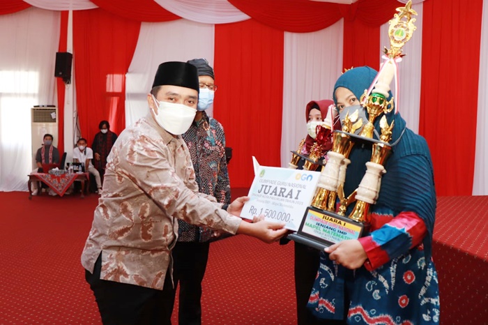 Wali Kota Gus Ipul bersama Wawali Mas Adi sedang menyerahkan piala kepada pemenang juara pertama lomba social media.