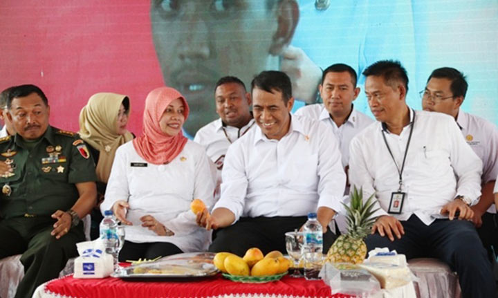 Bupati Kediri dr. Hj. Haryanti Sutrisno mendampingi Mentan Amran Sulaiman saat kunjungan kerja ke Kabupaten Kediri dalam acara Modernisasi Pertanian Indonenesia.