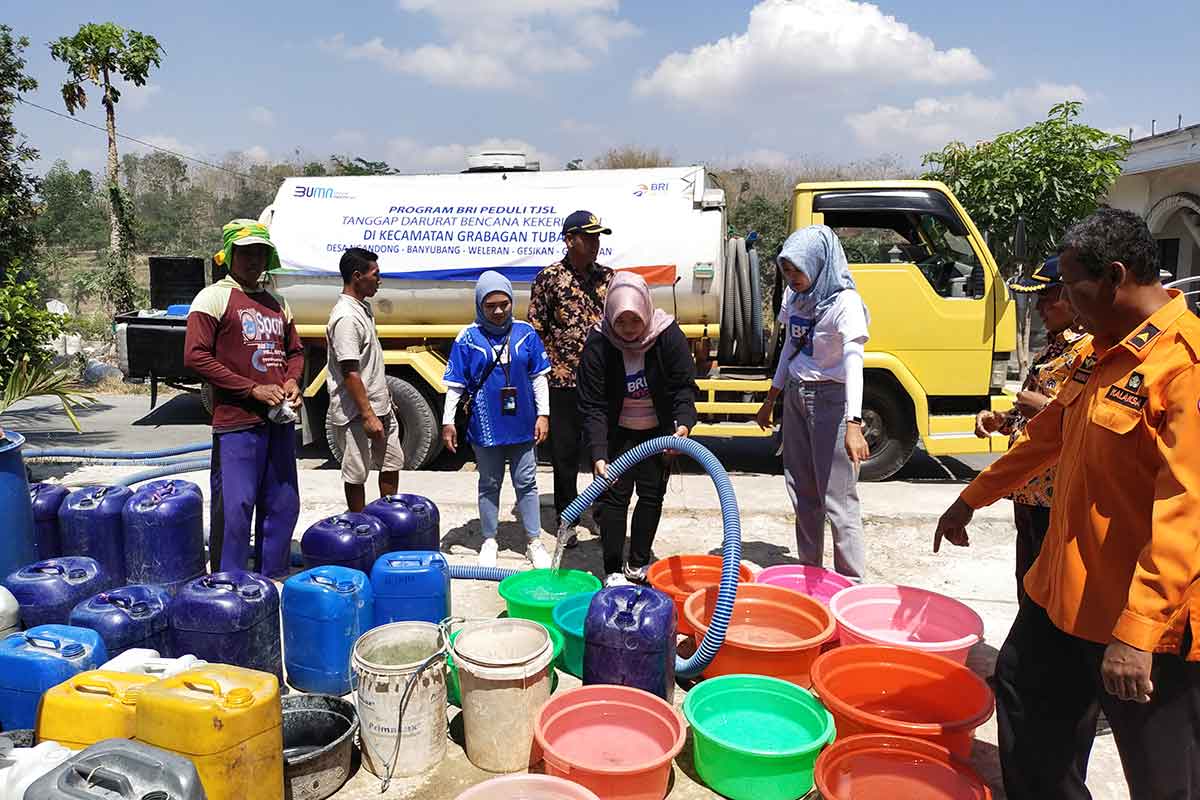 Pihak Bank BRI bersama BPBD dan Perwakilan Pemerintah Kecamatan Grabagan saat menyalurkan air bersih untuk warga terdampak kekeringan.