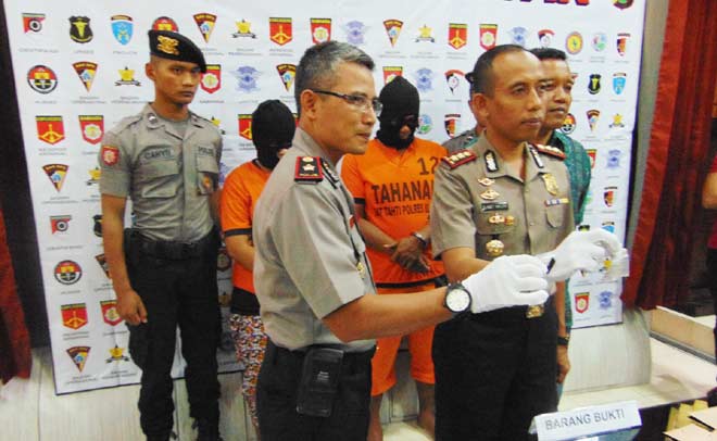 Tersangka diamankan aparat Polres Blitar. foto: TRI SUSANTO/ BANGSAONLINE
