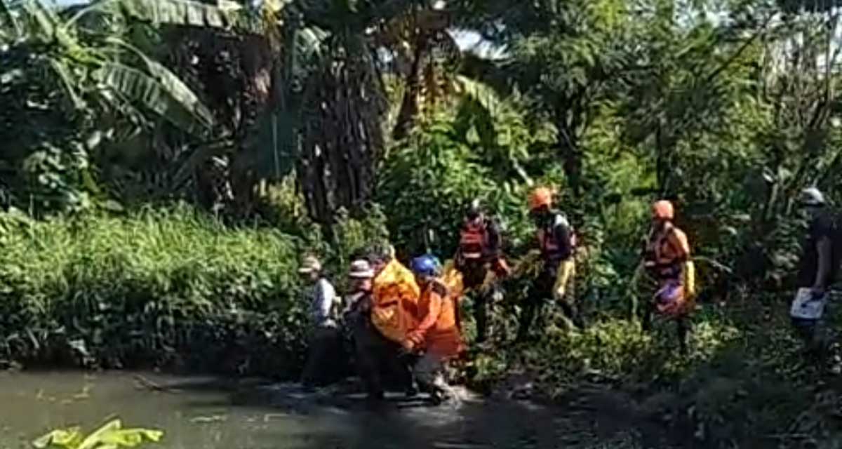 Evakuasi seorang bocah yang tewas usai terseret arus di Gresik.