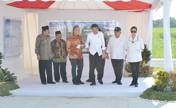 Photo Mbah Tarom saat melihat diresmikannya ruas tol Ngawi Wilangan.