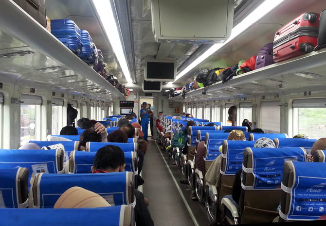 Suasana di dalam kereta. Foto: Ist