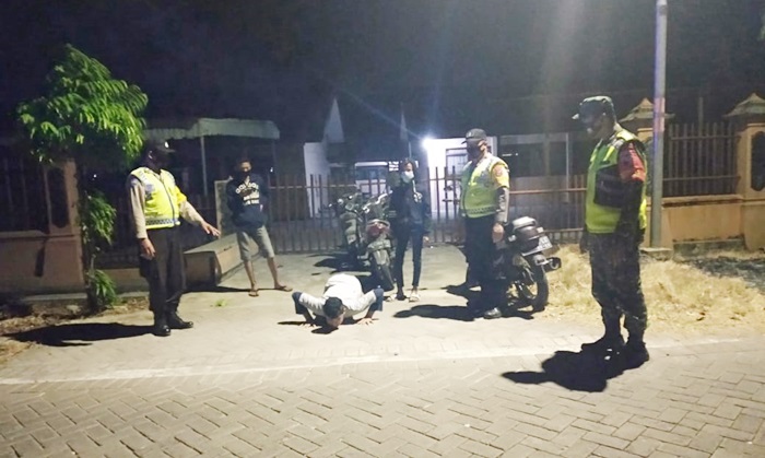 Salah satu pelanggar sedang menjalani hukuman fisik berupa push up.