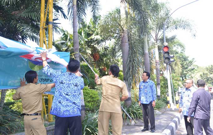 Bupati turun langsung dalam penertiban reklame lantaran kinerja Satpol PP dinilai lambat. foto: SYUHUD/ BANGSAONLINE