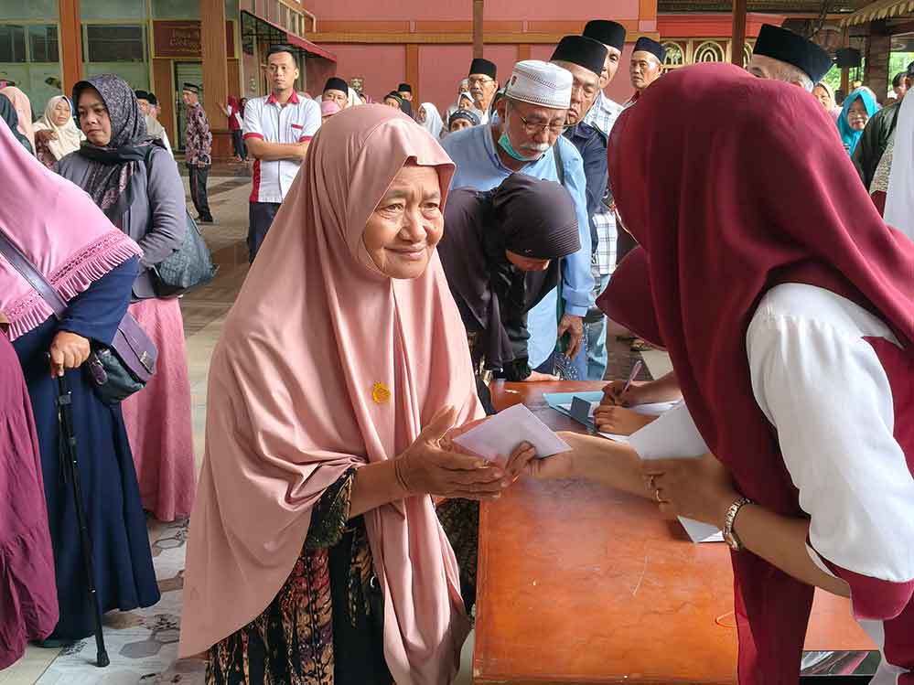 Tampak para jemaah menerima THR usai mengikuti pengajian. (Ist)