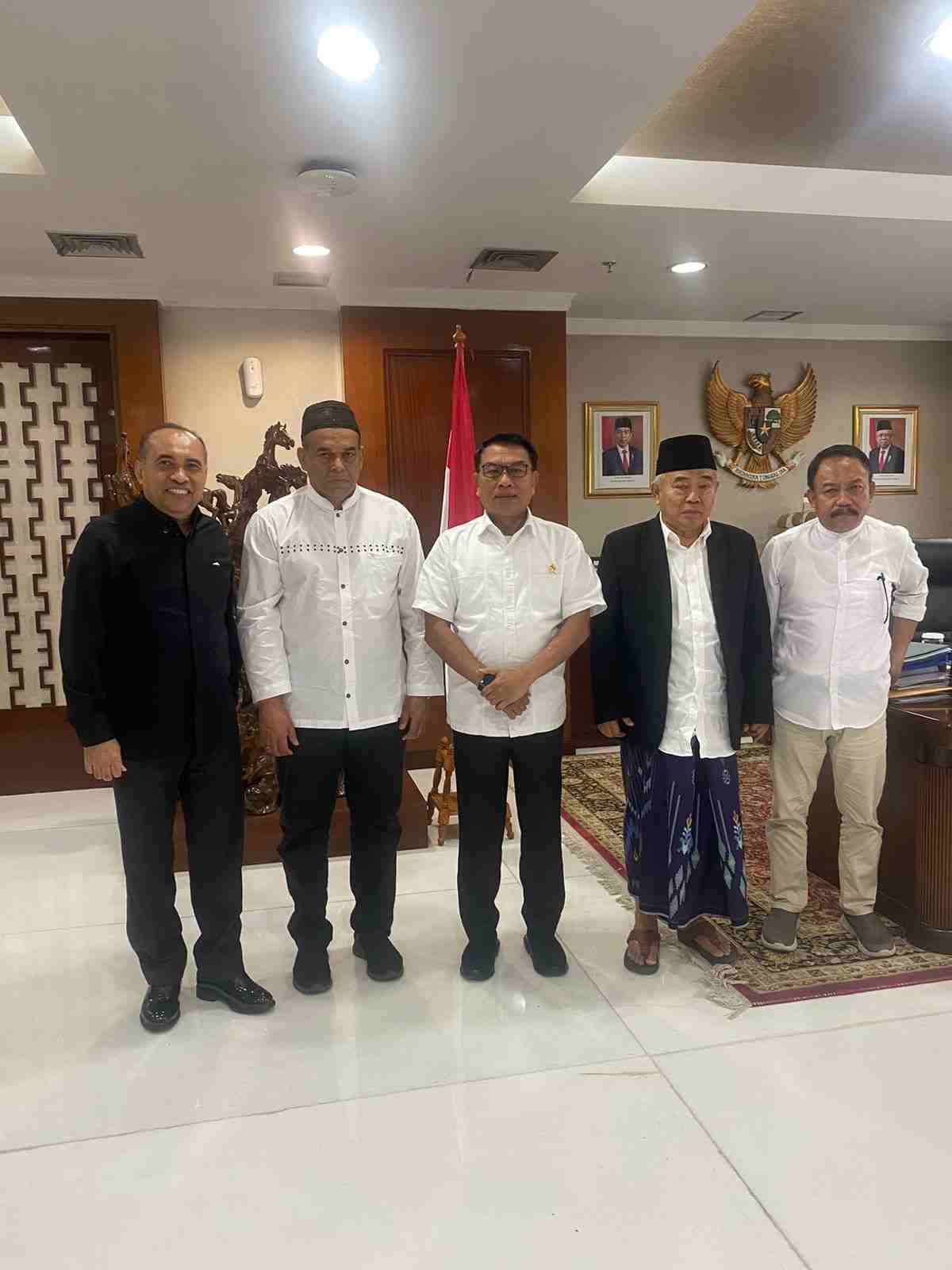 Prof Dr KH Asep Saifuddin Chalim, MA (pakai jas dan kopiah hitam), saat mengundang Kepala Staf Presiden Jenderal TNI (Purn) Moeldoko (tengah, baju putih berkacamata)  di kantornya di Gedung Bina Graha Jalan Veteran 16 Jakarta Pusat, Selasa (6/6/2023). Tampak Kiai Asep didampingi Habib Abu Bakar Asegaf (nomor dua dari kiri), M Mas