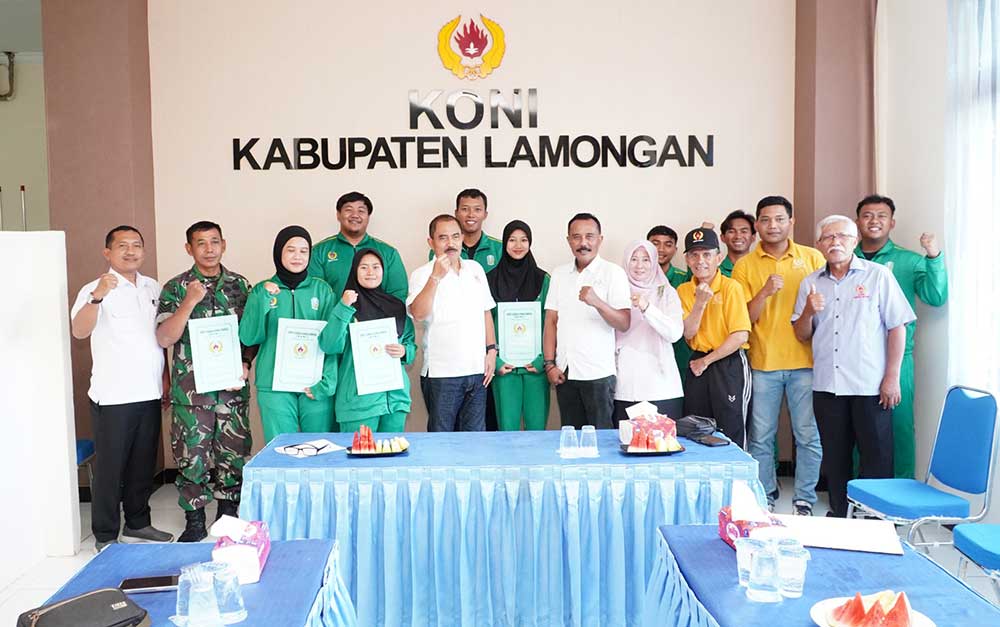 Para atlet asal Lamongan peraih medali pada PON XXI Aceh dan Sumatera Utara foto bersama dengan Ketua KONI Heri Pranoto.