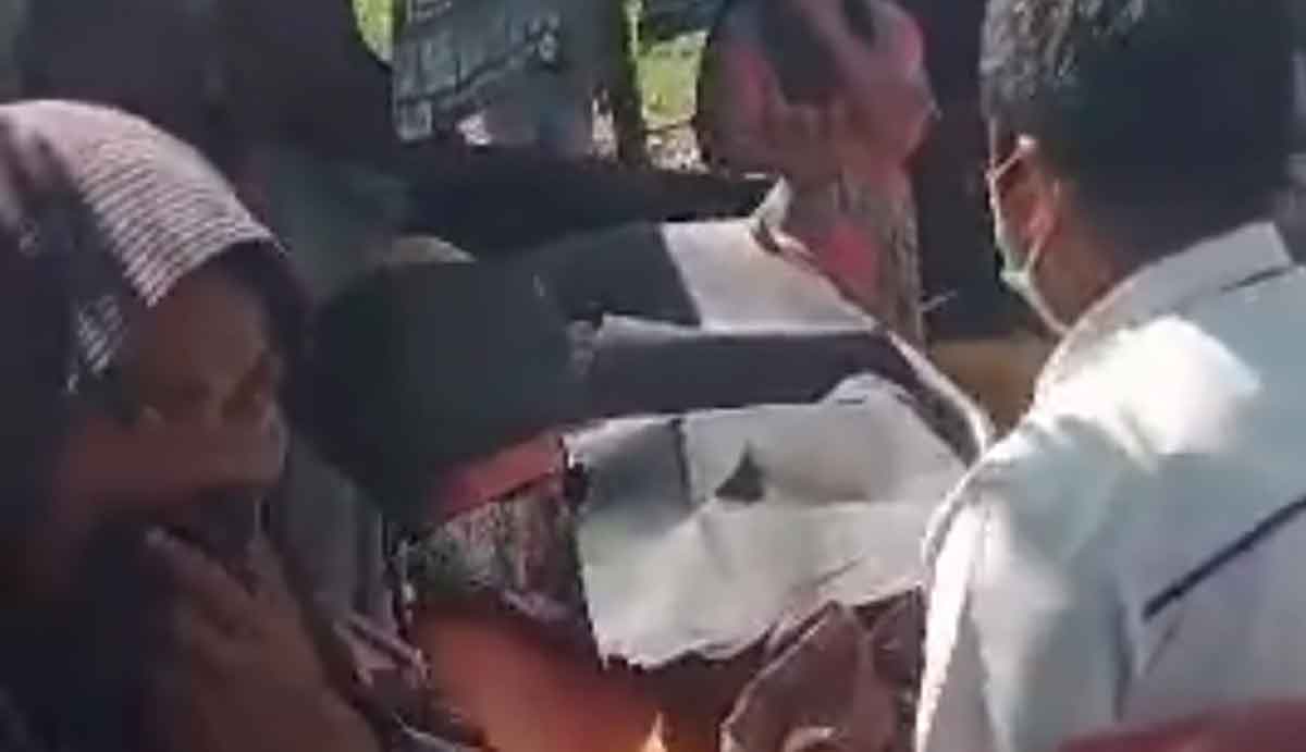 Warga saat membawa seorang nenek yang ditemukan tewas di Desa Buddagan, Kecamatan Pademawu, Pamekasan.