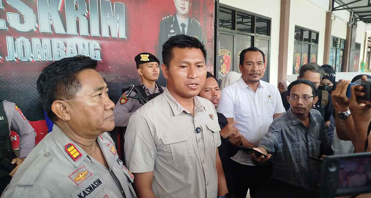 Kasatreskrim Polres Jombang, AKP Margono Suhendra, saat konferensi pers terkait pencurian kambing.