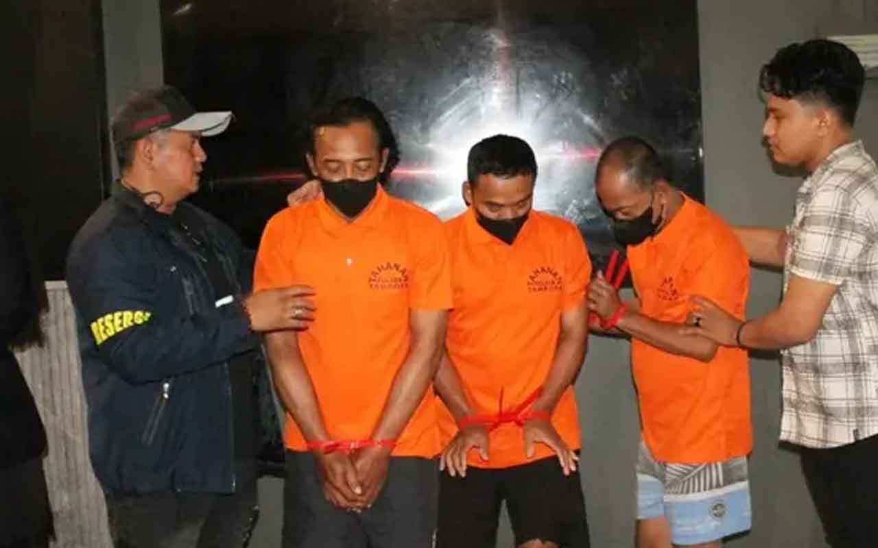 Tiga pelaku pencurian kabel listrik sepanjang 30 meter di Jakarta Barat. Foto: Polres Jakarta Barat.