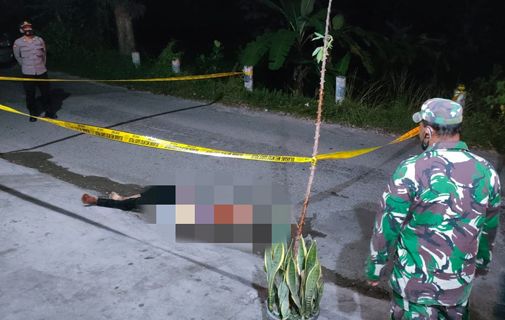 Petugas saat mengamankan lokasi kejadian pria yang tewas di Blitar.