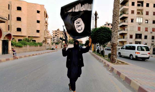 Tentara ISIS menenteng senjata otomatis. foto: repro mirror.co.uk