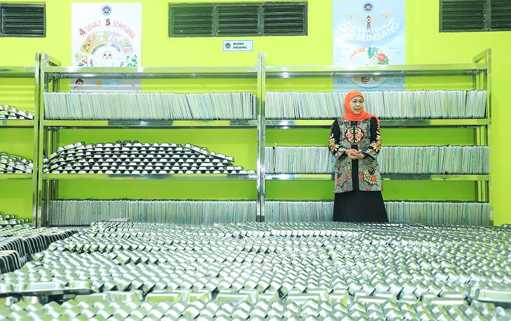 Gubernur Khofifah saat meninjau distribusi tambahan peralatan MBG di SPPG Ponpes Al Anwar Bangkalan.