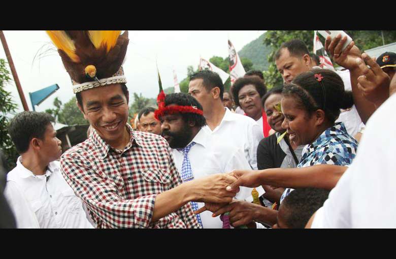 Joko Widodo saat tiba di Desa Yoka, Distrik Heram, Jayapura, Papua, Kamis (5/6/2014), ketika masa kampanye Pilpres. foto : kompas.com